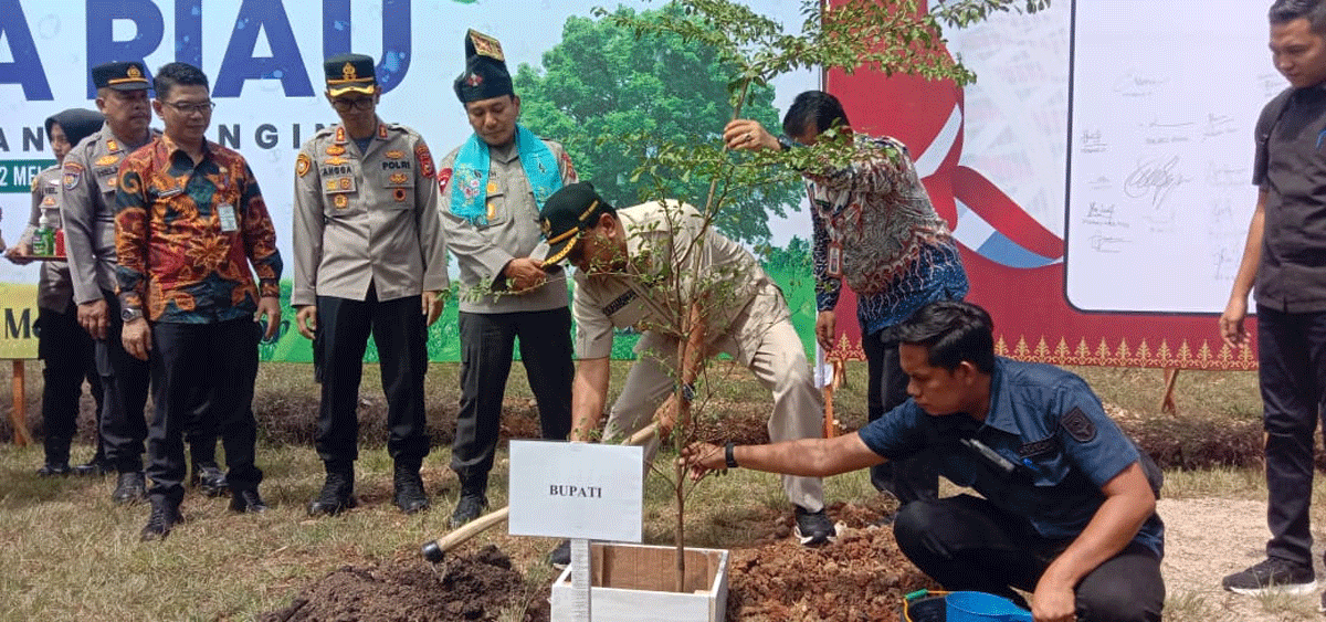 Kapolda Riau dan Bupati Kuansing tanam pohon