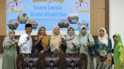 Warga berkunjung ke Istana Lansia Padang Panjang. (Kominfo)