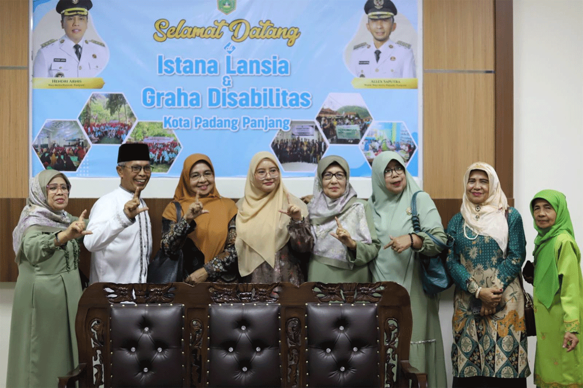 Warga berkunjung ke Istana Lansia Padang Panjang. (Kominfo)