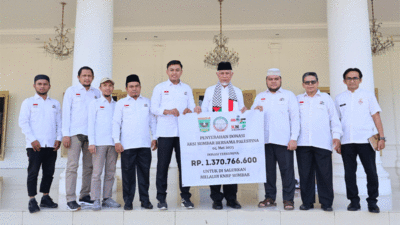Gubernur Sumbar lepas relawan KNRP bawa donasi Rp1,37 miliar untuk Palestina. (Biro Adpim)