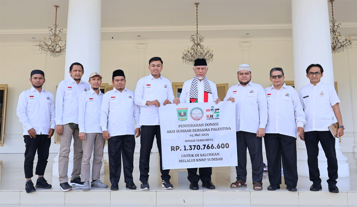 Gubernur Sumbar lepas relawan KNRP bawa donasi Rp1,37 miliar untuk Palestina. (Biro Adpim)