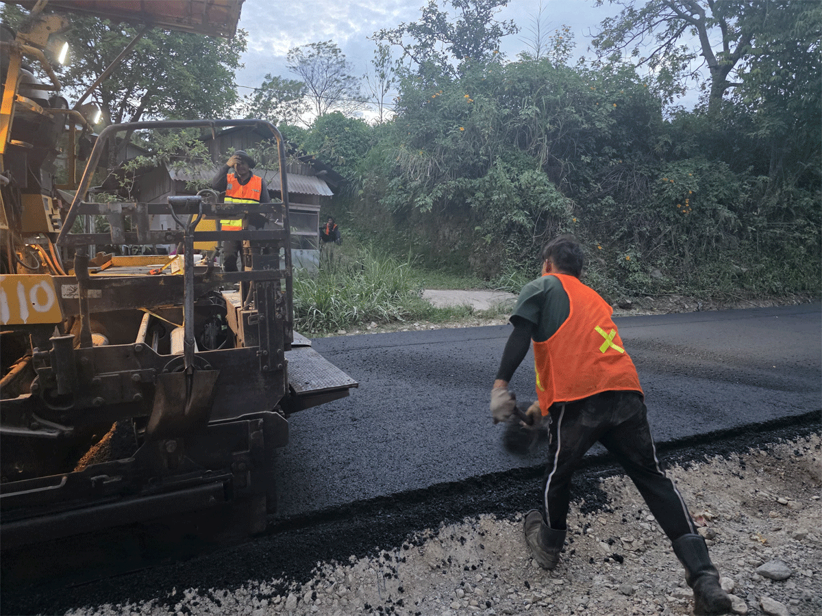Perbaikan jalan ruas Balingka-Padang Lua. (Biro Adpim)