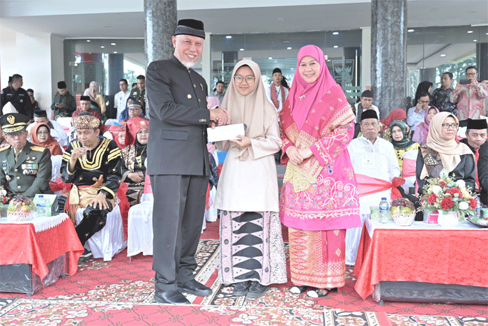 Atila Rahadatul Ilmi, siswi kelas XI SMA Negeri 10 Padang tampil memukau saat membacakan Undang-Undang Dasar 1945 tanpa melihat teks. (Biro Adpim)