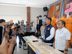 Polda Riau Ungkap Tindak Pidana Narkotika Jaringan Internasional, Satu tersangka Ditangkap di Sumbar 12 Polda Riau Ungkap Tindak Pidana Narkotika Jaringan Internasional, Satu tersangka Ditangkap di Sumbar
