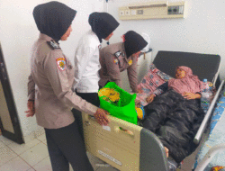 Polwan Beri Trauma Healing bagi Korban dan Keluarga Penumpang Bus ALS yang Kecelakaan di Padang Panjang