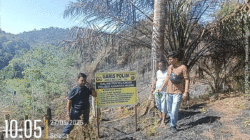 Pemasangan garis polisi di lokasi kebakaran. (Polres Kuansing)