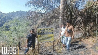 Pemasangan garis polisi di lokasi kebakaran. (Polres Kuansing)