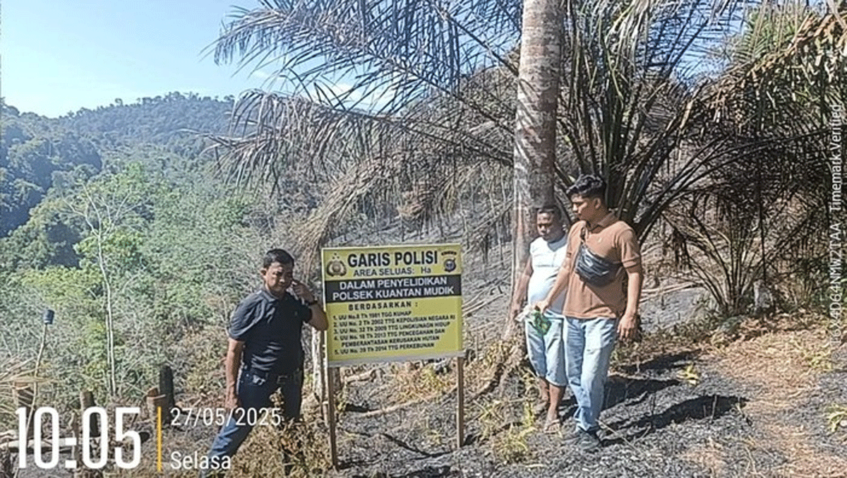 Pemasangan garis polisi di lokasi kebakaran. (Polres Kuansing)