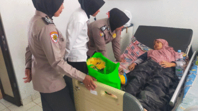Polwan Polres Padang Panjang berikan dukungan psikologis berupa kegiatan trauma healing kepada para korban dan keluarganya di RSUD Padang Panjang, Rabu (7/5/2025).