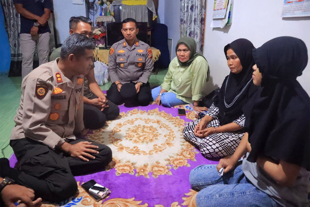 Pertemuan dengan keluarga.