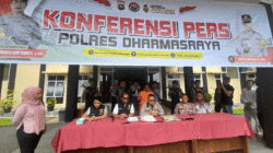 Kapolres Dharmasraya dan jajaran berikan keterangan pers.