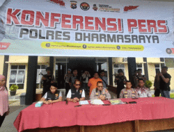 Tak Kuat Sembunyi dan Dikejar Tim Gabungan, Penganiaya Anak Tiri di Dharmasraya Serahkan Diri ke Polisi 12 Tak Kuat Sembunyi dan Dikejar Tim Gabungan, Penganiaya Anak Tiri di Dharmasraya Serahkan Diri ke Polisi