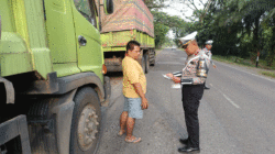 Guna menekan angka kecelakaan lalu lintas dan fatalitas akibat kecelakaan lantas serta keselamatan, kenyamanan berlalu lintas, Polres Dharmasraya melalui Satuan Lalu Lintas razia truk yang melebihi tonase.