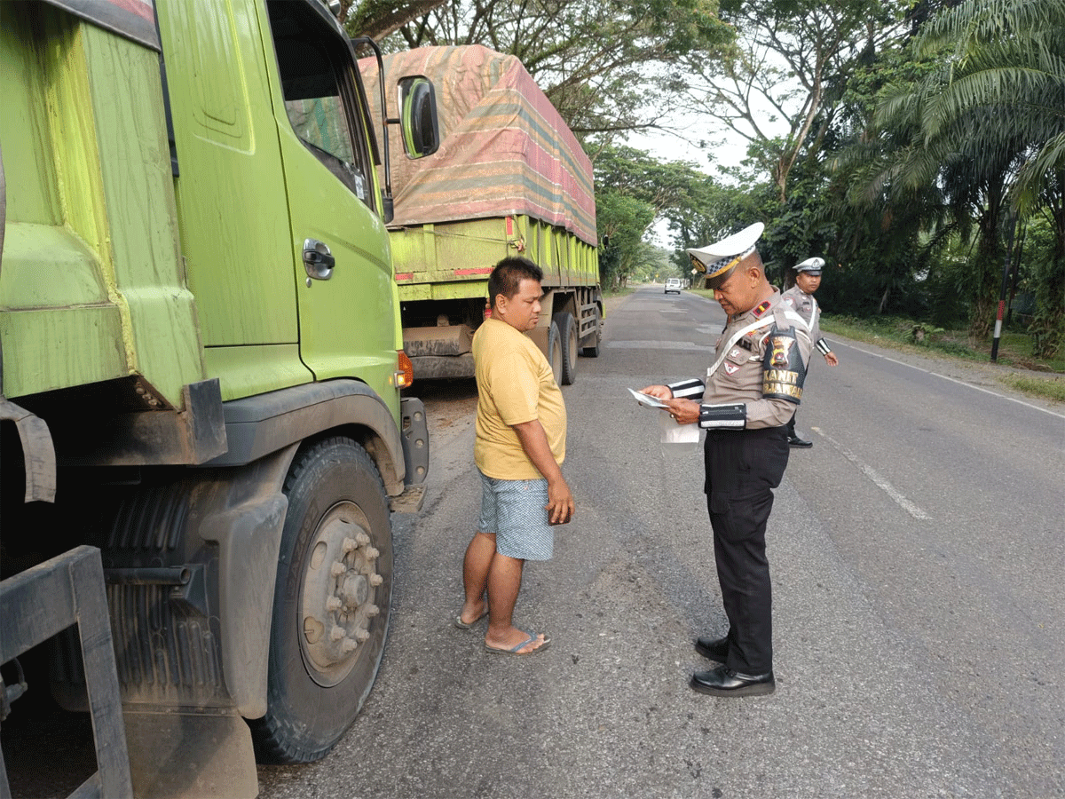 Guna menekan angka kecelakaan lalu lintas dan fatalitas akibat kecelakaan lantas serta keselamatan, kenyamanan berlalu lintas, Polres Dharmasraya melalui Satuan Lalu Lintas razia truk yang melebihi tonase.