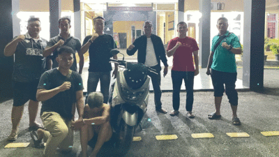 Petugas bersama pelaku dan barang bukti kasus curanmor.