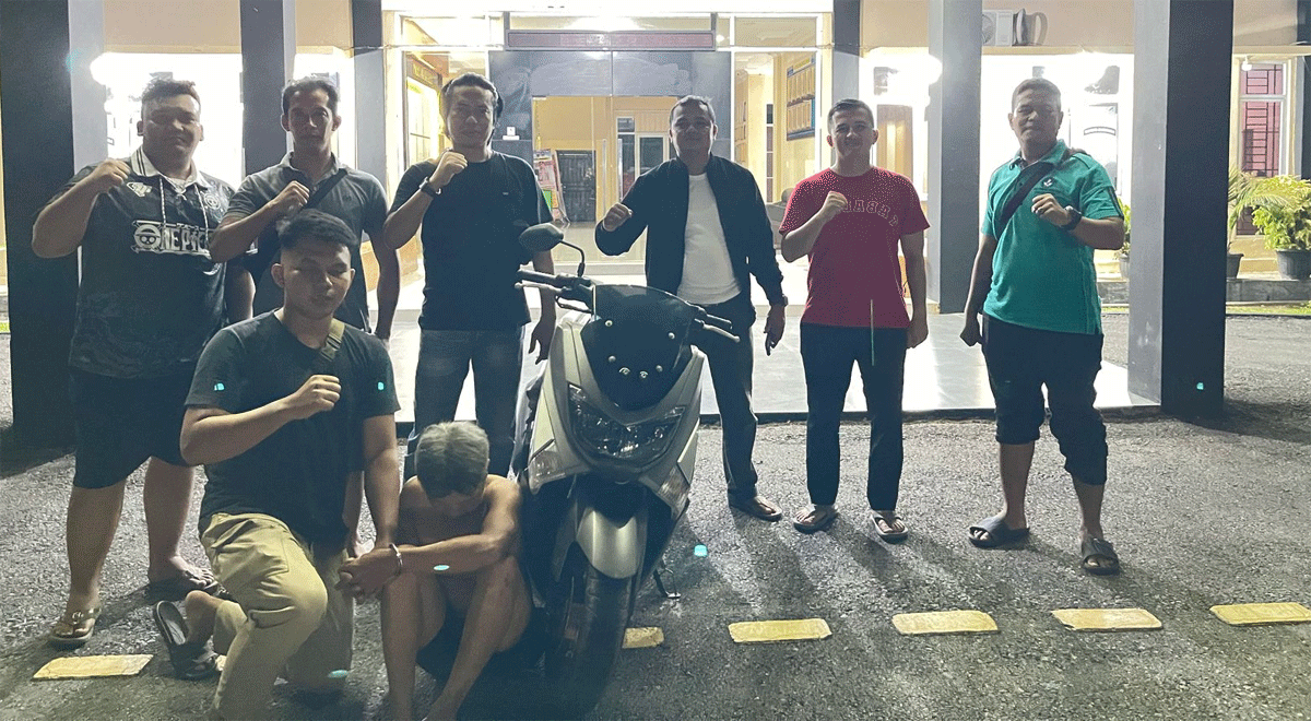 Petugas bersama pelaku dan barang bukti kasus curanmor.