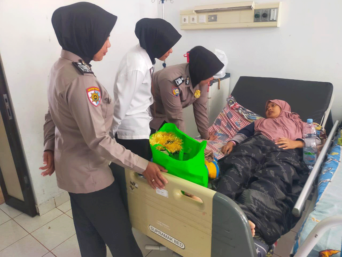 Polwan Polres Padang Panjang berikan dukungan psikologis berupa kegiatan trauma healing kepada para korban dan keluarganya di RSUD Padang Panjang, Rabu (7/5/2025).