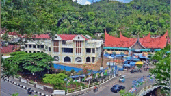 Kota Sawahlunto yang dikelilingi perbukitan.