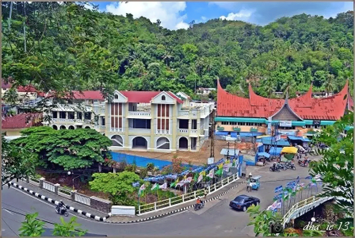 Kota Sawahlunto yang dikelilingi perbukitan.