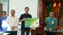 Wali Kota dan Wakil Wali Kota Sawahlunto serahkan kartu BPJS Ketenagakerjaan secara simbolis pada petani.