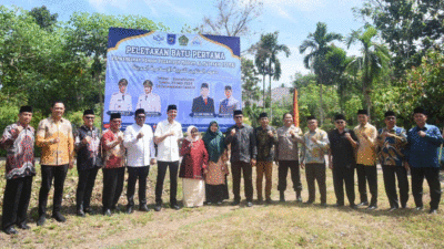 Wali Kota Riyanda foto bersama usai peletakan batu pertama pembangunan Pondok Pesantren Modern Al-Muttaqin di Talawi Hilie.