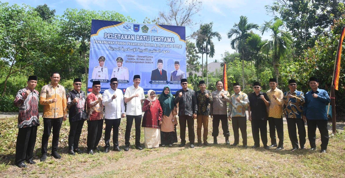 Wali Kota Riyanda foto bersama usai peletakan batu pertama pembangunan Pondok Pesantren Modern Al-Muttaqin di Talawi Hilie.