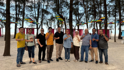 Foto bersama di Pantai Romantis