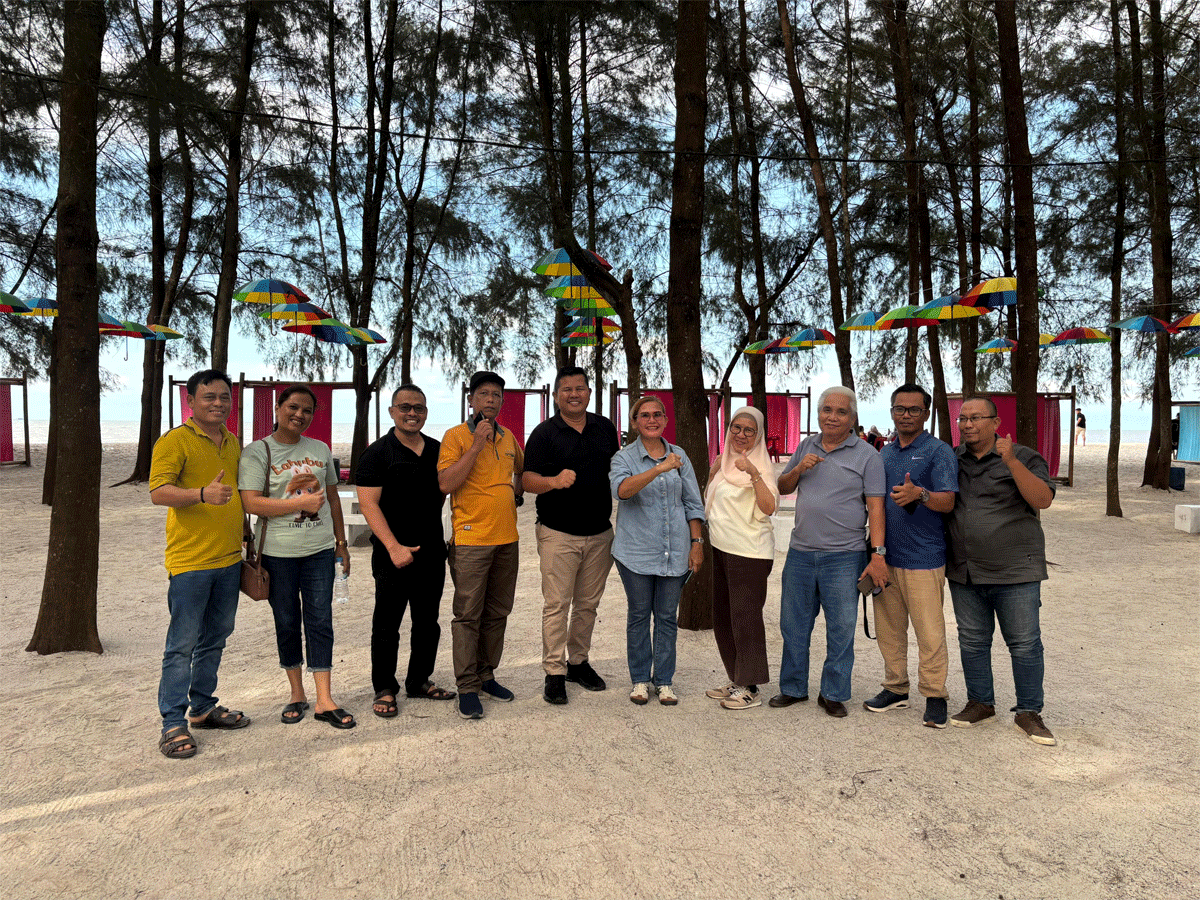 Foto bersama di Pantai Romantis
