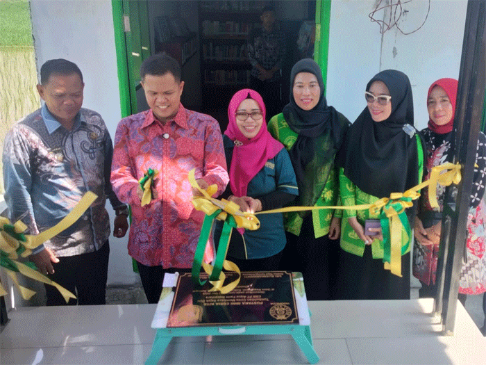 Regal Springs Indonesia (PT Aqua Farm Nusantara) kembali menunjukkan komitmennya terhadap pengembangan masyarakat di sekitar wilayah operasional perusahaan dengan meresmikan “Perpustakaan Desa Ceria Kita” dan membagikan makanan bergizi berbahan dasar ikan kepada sekitar 200 anak usia sekolah dasar di Desa Naga Kisar, Kecamatan Pantai Cermin, Kabupaten Serdang Bedagai, Jumat (23/5/2025).
