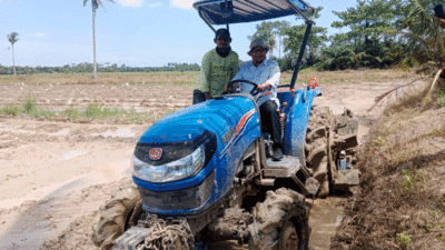 Alat sedang mengolah lahan di Serdang Bedagai.