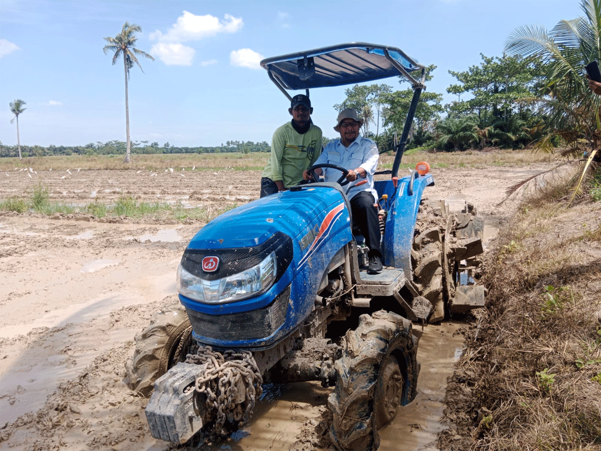 Alat sedang mengolah lahan di Serdang Bedagai.