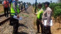 Petugas melakukan olah TKP di lokasi kecelakaan.