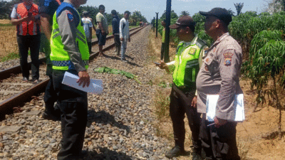 Petugas melakukan olah TKP di lokasi kecelakaan.