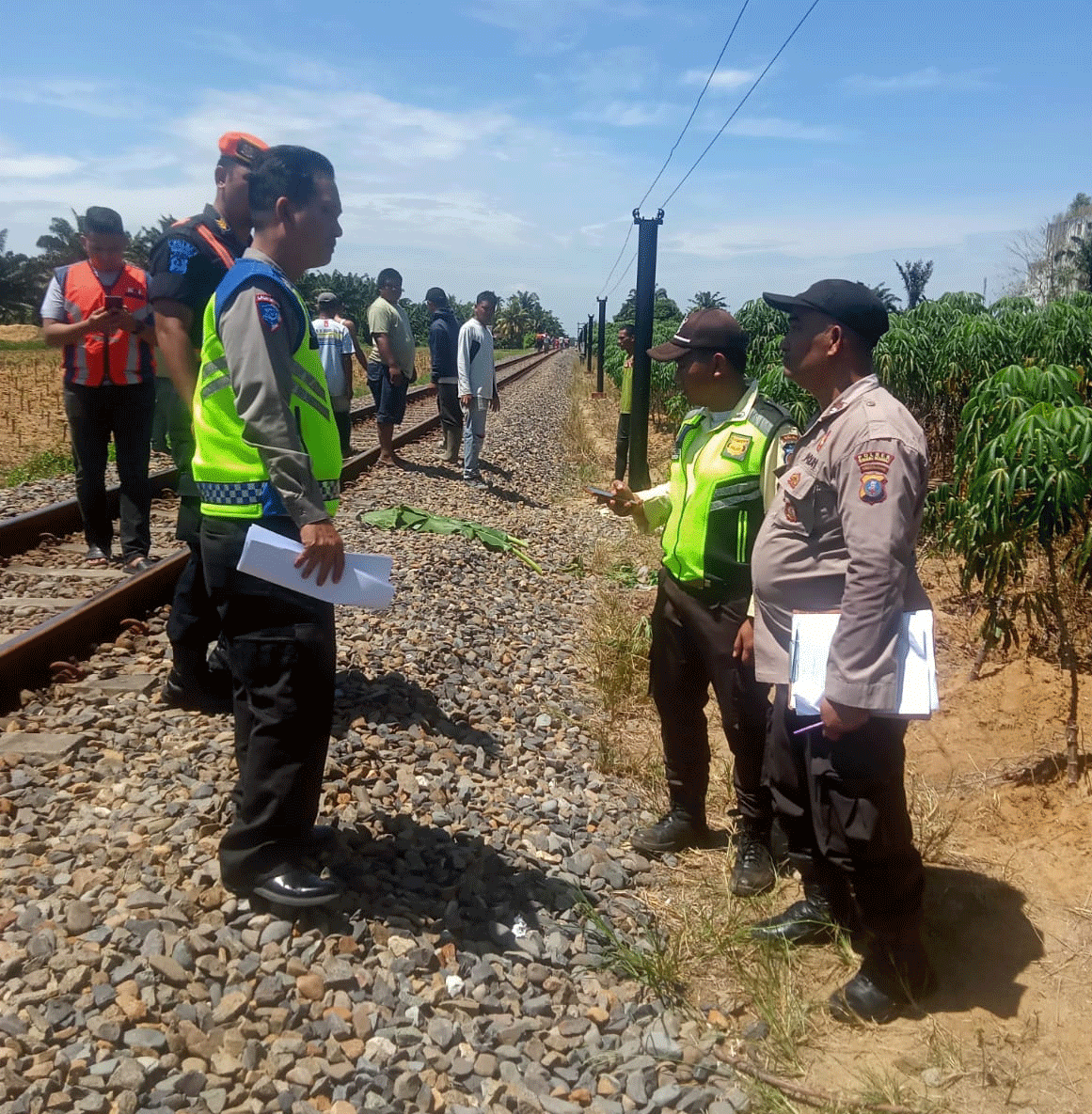 Petugas melakukan olah TKP di lokasi kecelakaan.