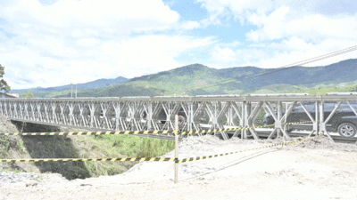 Jembatan darurat yang meghubungkan Solok dan Solok Selatan. (Biro Adpim)