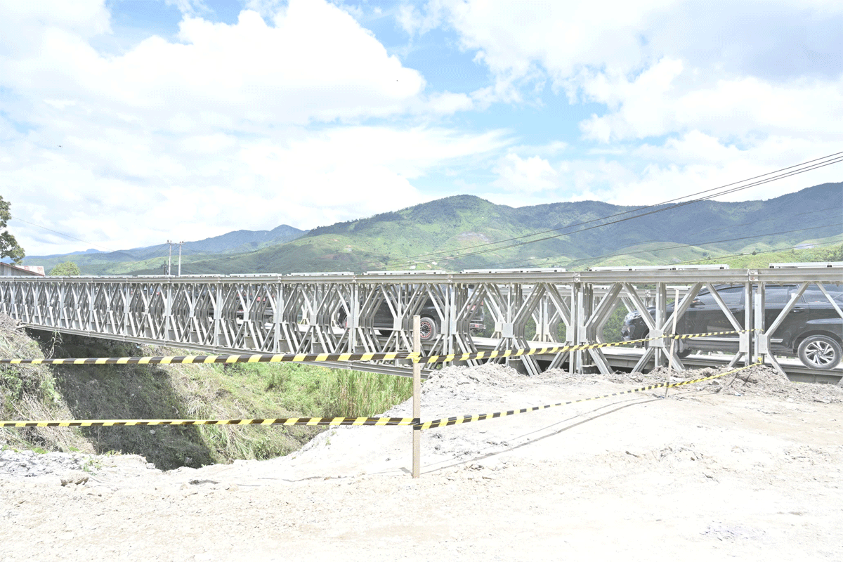 Jembatan darurat yang meghubungkan Solok dan Solok Selatan. (Biro Adpim)