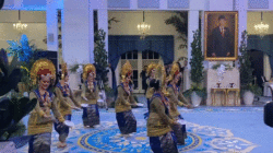 Presiden Prancis Terpukau dengan Tari Piring: Rendang, Jam Gadang dan Rumah Gadang Ditampilkan di Istana, Viva la France, Viva la Indonesia