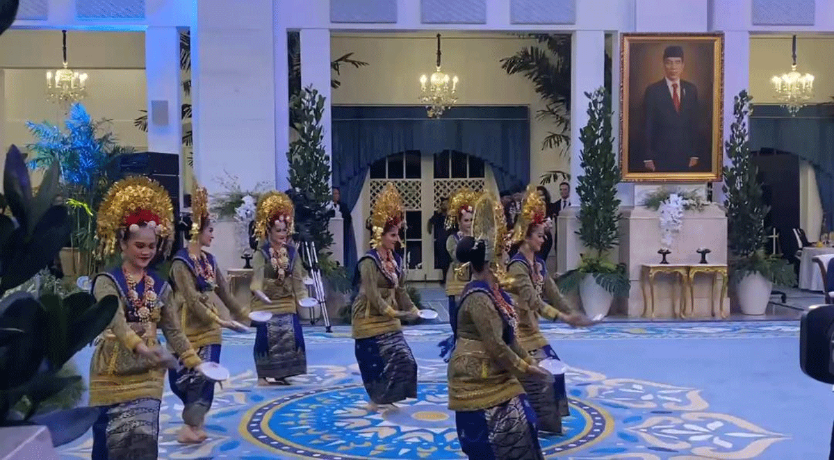 Presiden Prancis, Emmanuel Macron dan rombongan terpukau dengan penampilan tari piring. Tari piring merupakan salah satu kesenian tradisional Sumatera Barat.