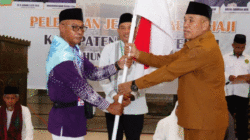 Pemerintah Kabupaten Buton Tengah secara resmi melepas keberangkatan 35 jemaah calon haji menuju Tanah Suci. Prosesi pelepasan berlangsung khidmat di Masjid Agung Nurul Huda K.H. Abdul Syukur GU, Kecamatan Lakudo, Selasa (27/5/2025).