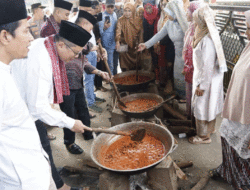 Wabup Tanah Datar Ikut Bikin Gulai di Batipuh Baruah, Mantap Pula Cara Pegang Sanduaknya
