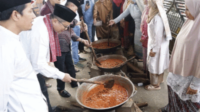 Wakil Bupati Tanah Datar, Ahmad Fadly ikut bikin gulai di Jorong Gunung Bungsu, Nagari Batipuh Baruah, kecamatan Batipuh, Sabtu (17/5/2025) di Masjid Nurul Hidayah. (prokopim)