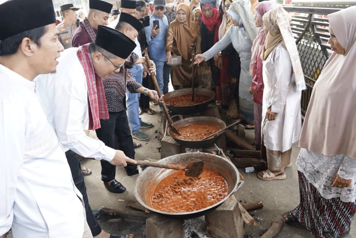 Wakil Bupati Tanah Datar, Ahmad Fadly ikut bikin gulai di Jorong Gunung Bungsu, Nagari Batipuh Baruah, kecamatan Batipuh, Sabtu (17/5/2025) di Masjid Nurul Hidayah. (prokopim)