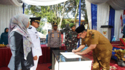 Jabatan Camat Rambatan diserah terimakan dari pejabat lama Roza Melfita kepada pejabat baru M. Iqbal Latif Hamdani. (Prokopim Setda Tanah Datar)
