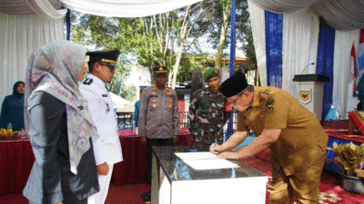 Jabatan Camat Rambatan diserah terimakan dari pejabat lama Roza Melfita kepada pejabat baru M. Iqbal Latif Hamdani. (Prokopim Setda Tanah Datar)
