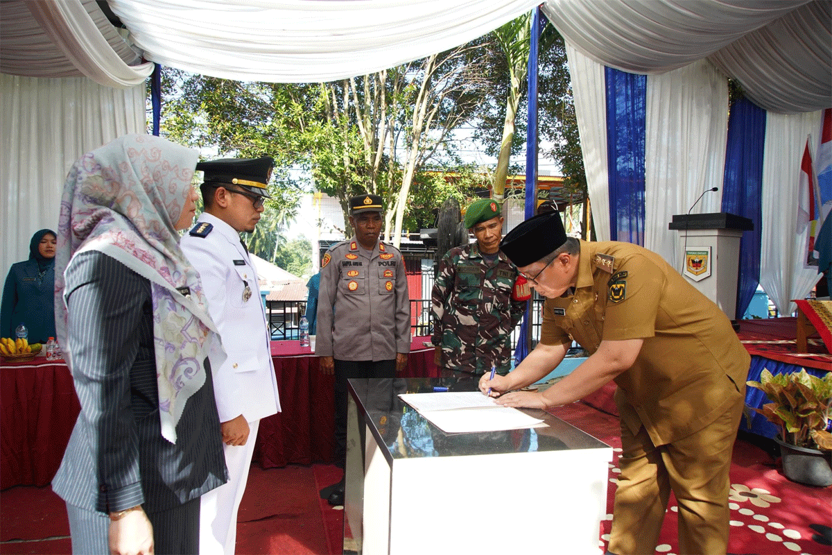 Jabatan Camat Rambatan diserah terimakan dari pejabat lama Roza Melfita kepada pejabat baru M. Iqbal Latif Hamdani. (Prokopim Setda Tanah Datar)