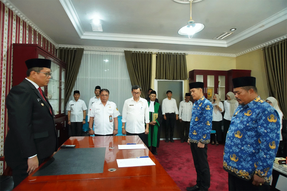 Wakil Bupati Tanah Datar Ahmad Fadly lantik dan mengambil sumpah jabatan, pejabat manajerial di lingkungan pemerintah daerah di Ruangan Sekretaris Daerah, kantor bupati, Pagaruyung, Rabu (28/5/2025).