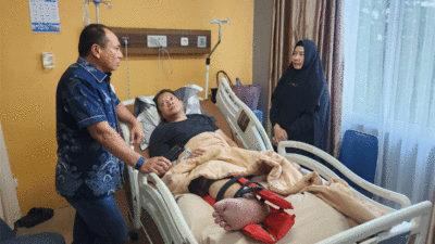 Kepala Kepolisian Daerah (Kapolda) Riau, Irjen Herry Heryawan menjenguk Wakapolres Kuantan Singingi, Kompol Novaldi di Rumah Sakit Prima, Pekanbaru, Minggu (18/5/2025).