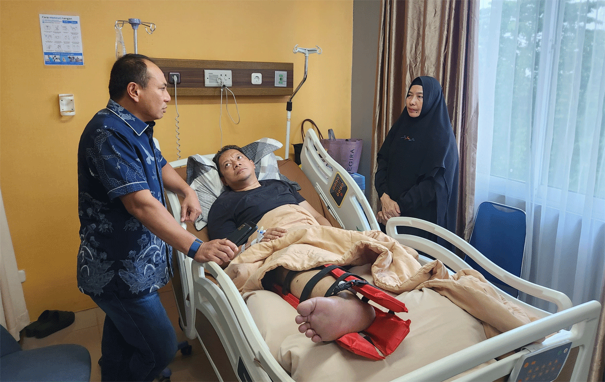 Kepala Kepolisian Daerah (Kapolda) Riau, Irjen Herry Heryawan menjenguk Wakapolres Kuantan Singingi, Kompol Novaldi di Rumah Sakit Prima, Pekanbaru, Minggu (18/5/2025).