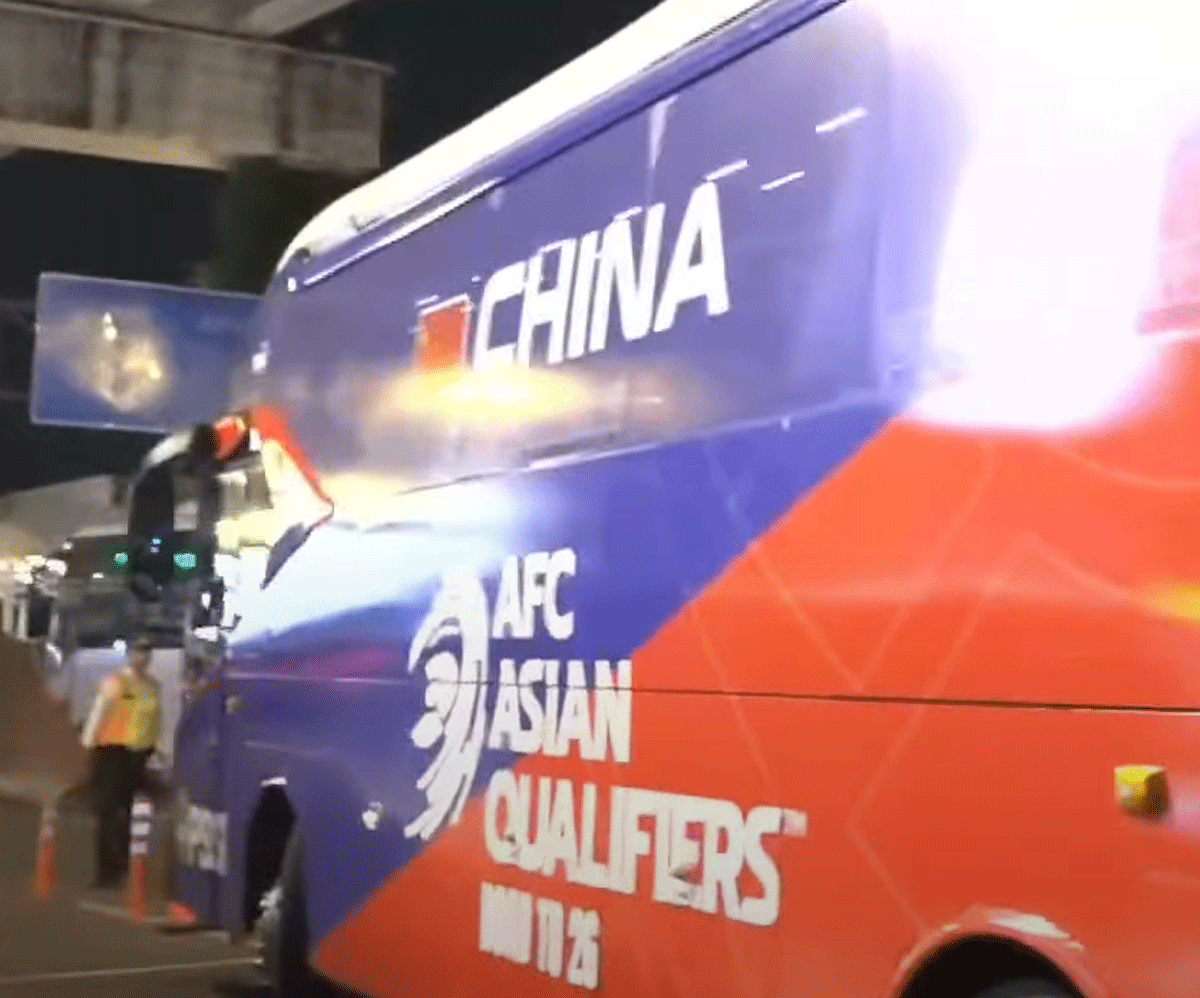 Bus yang disediakan PSSI untuk ofisial dan pemain Timnas Cina selama di Jakarta.