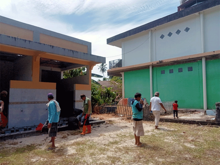 Warga Sangkir gotong royong bersihkan Masjid Al Ihsan